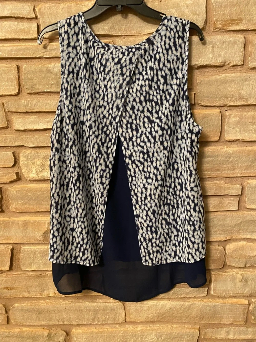 $98 Michael Kors Women's Blue
Printed Split-Back Sleeveless Blouse
Top Size XL - Picture 5 of 7